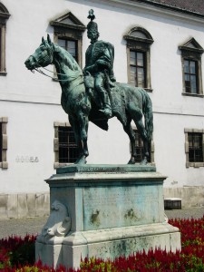 A legendás huszár, Hadik András karrierjét, mint kormánybiztos fejezte be (ifjabb Vastagh György szobrát 1937-ben avatták fel a régi budai Városháza előtt)