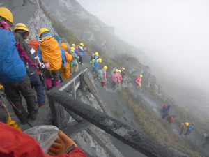 Ereszkedő hegymászók a kitörés után (Forrás: ryot.org)